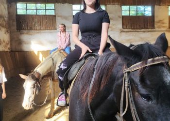 Powiększ zdjęcie: Dziewczyna jeżdżąca konno