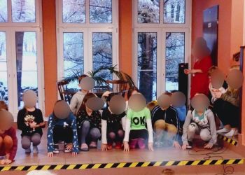 Powiększ zdjęcie: Dzieci tańczące na scenie