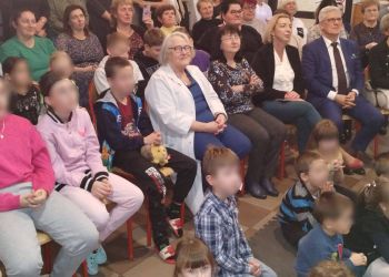 Powiększ zdjęcie: publiczność oglądająca przedstawienie