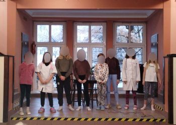 Powiększ zdjęcie: Uczniowie występujący na scenie