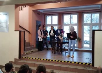 Powiększ zdjęcie: Podziękowanie składane przez uczennicę dla pani doktor