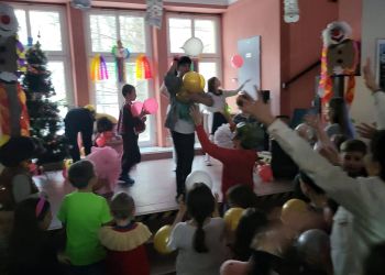 Powiększ zdjęcie: Uczniowie bawiący się na balu