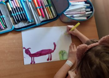 Powiększ zdjęcie: Uczennica rysująca psa