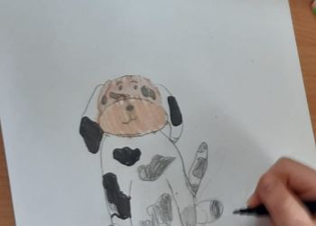 Powiększ zdjęcie: Uczeń rysujący psa
