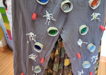 Powiększ zdjęcie: spodnie z papierowymi ozdobami