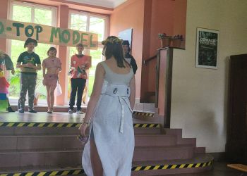 Powiększ zdjęcie: Modelka podczas ekologicznego pokazu mody