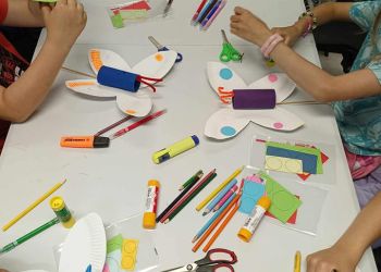 Powiększ zdjęcie: Dzieci tworzące motyle