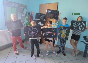 Powiększ zdjęcie: grupa dzieci prezentująca prace