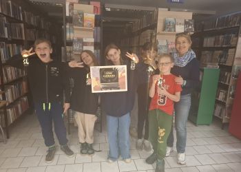 Powiększ zdjęcie: dzieci przedstawiające swoje prace