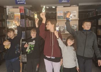 Powiększ zdjęcie: dzieci przedstawiające swoje prace