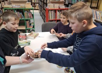 Powiększ zdjęcie: dzieci przy stole