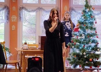 Powiększ zdjęcie: dziewczyna na scenie