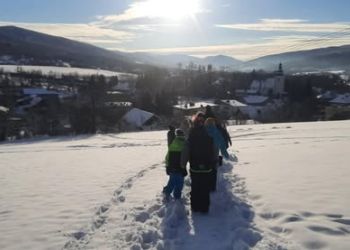 Powiększ zdjęcie: dzieci idące ścieżką po śniegu