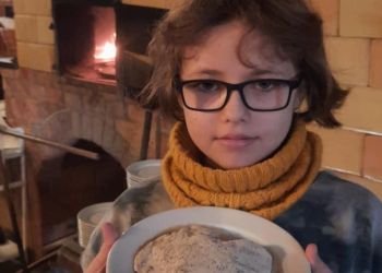 Powiększ zdjęcie: dziewczynka z podpłomykiem