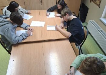 Powiększ zdjęcie: uczniowie w trakcie pisania konkursu