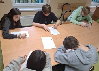 Powiększ zdjęcie: uczniowie w trakcie pisania konkurs