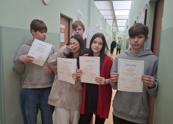 Powiększ zdjęcie: uczniowie z dyplomami