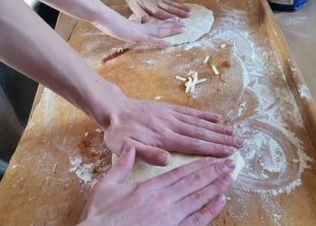 Powiększ zdjęcie: wyrabianie ciasta na pizzę