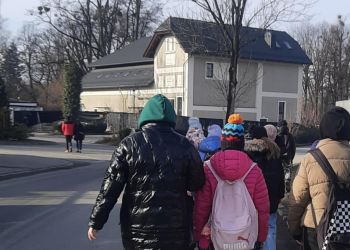 Powiększ zdjęcie: IDACY LUDZIE