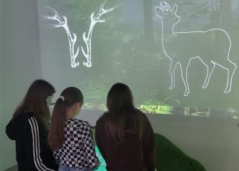 Powiększ zdjęcie: przeci przed tablica multimedialną
