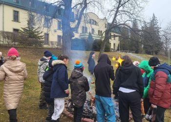Powiększ zdjęcie: ludzie przy ognisku