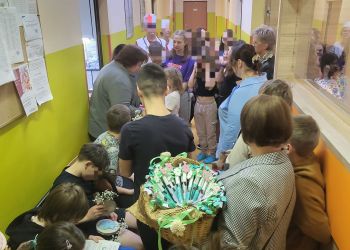 Powiększ zdjęcie: dzieci w korytarzu