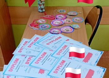 Powiększ zdjęcie: dyplomy na stole
