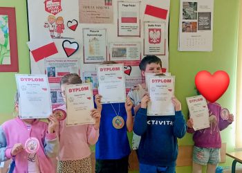 Powiększ zdjęcie: uczniowie z dyplomami