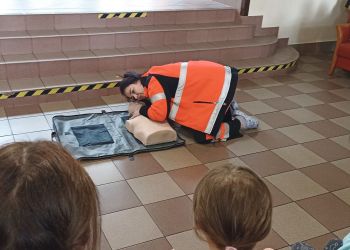 Powiększ zdjęcie: ratownik pochylający się nad manekinem
