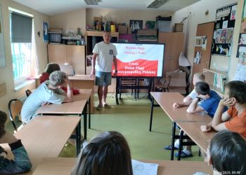 Powiększ zdjęcie: uczniowie w klasie oglądający prezentację