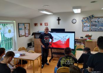 Powiększ zdjęcie: uczniowie w klasie oglądający prezentację