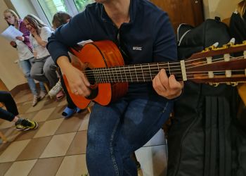 Powiększ zdjęcie: osoba grająca na gitarze