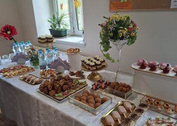 Powiększ zdjęcie: stół z przekąskami