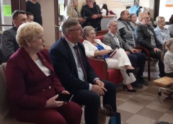 Powiększ zdjęcie: ludzie oglądający występ 