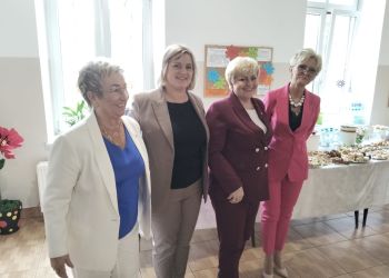 Powiększ zdjęcie: cztery kobiety pozujące do zdjęcia