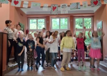 Powiększ zdjęcie: występ uczniów