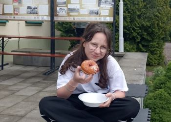 Powiększ zdjęcie: dziewczyna siedząca na zewnątrz