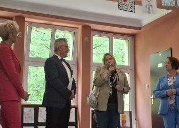 Powiększ zdjęcie: ludzie na scenie