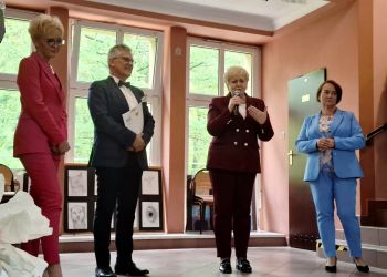 Powiększ zdjęcie: ludzie na scenie