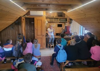 Powiększ zdjęcie: dzieci siedzące w pomieszczeniu