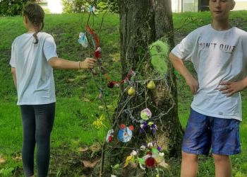 Powiększ zdjęcie: dwoje dzieci pod drzewem