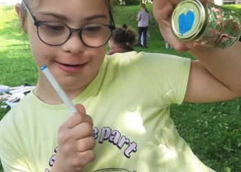 Powiększ zdjęcie: dziewczynka pokazuje słoik