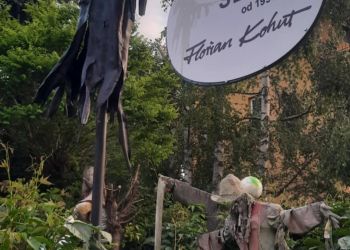 Powiększ zdjęcie: strachy w ogrodzie