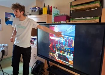 Powiększ zdjęcie: mężczyzna pokazujący coś na ekranie