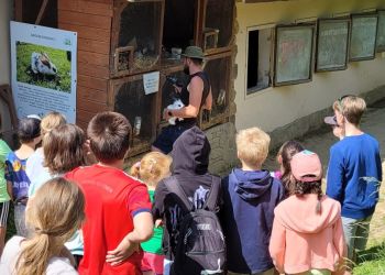 Powiększ zdjęcie: dzieci przed chatą