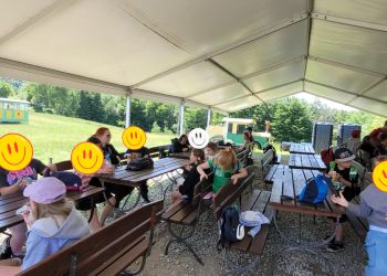 Powiększ zdjęcie: dzieci w namiocie