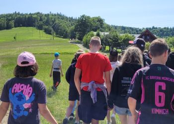 Powiększ zdjęcie: dzieci na wycieczce