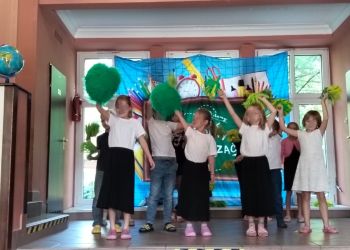 Powiększ zdjęcie: dzieci podczas występów