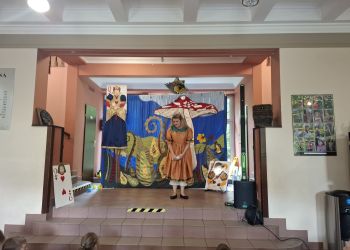 Powiększ zdjęcie: scena; aktorzy na scenie