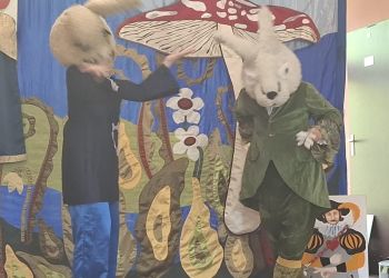 Powiększ zdjęcie: scena; aktorzy na scenie